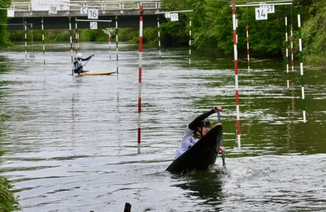 2 Slalomboote auf der Erft während der Regatta