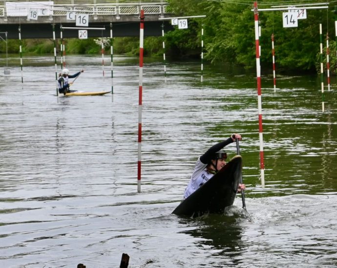 2 Slalomboote auf der Erft während der Regatta